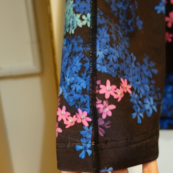 Lululemon Petal Pop tank top in black w teal, blue & pink floral print size 2-4 - Picture 9 of 12